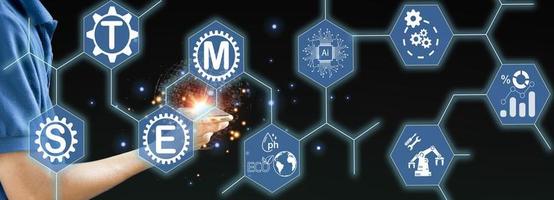 originar o conceito de inovação tecnológica industrial inteligente. ciência tecnologia engenharia matemática indústria 5.0. engenheiro usando o ícone de haste tocada na tela de toque virtual. foto