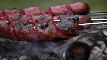 salsicha suculenta e cozida em fogo de churrasco foto