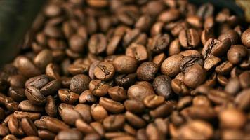 grãos de café torrados em uma máquina de torrefação foto