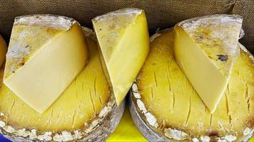 delicioso cheddar velho em um mercado foto