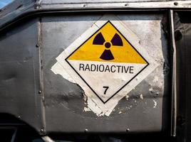 sinal de aviso de radiação na etiqueta de transporte de mercadorias perigosas classe 7 no caminhão de transporte lateral foto