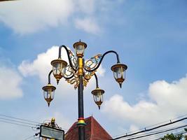 luzes da cidade de modelo clássico com esculturas de ferro em ouro preto, lindo céu azul brilhante filmado em ângulo baixo. foto