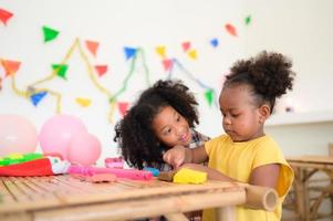 duas meninas brincando com plasticina foto