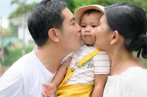 um menino amado por seu pai e sua mãe. foto