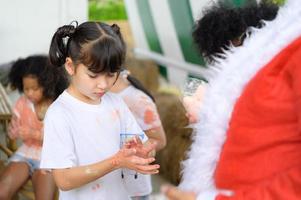 as crianças se divertem brincando com as cores. eles estão de mãos dadas foto