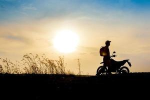 homem com conceito de turismo de aventura independente de bela montanha leve de motocross foto