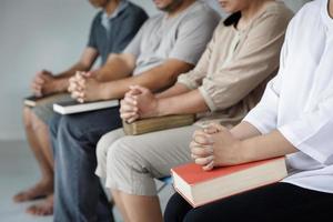 equipe cristã religiosa reza em conjunto para recuperação dar apoio psicológico, conceito de confiança de treinamento de aconselhamento, close-up foto