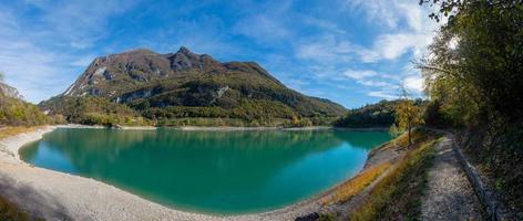 pequeno lago de montanha foto