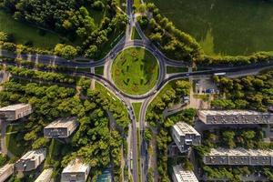 vista aérea do intercâmbio rodoviário ou interseção da rodovia. rede de junção de transporte feita por drone. foto