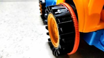 closeup de uma roda de carro de brinquedo no chão foto