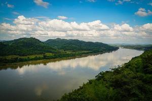 montanhas e céu no campo tranquilo nas margens do rio mekong foto