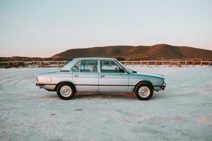 cidade do cabo, áfrica do sul, 2020 - sedan cinza estacionado perto da praia foto