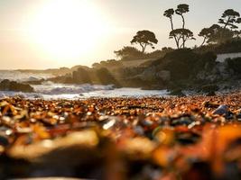 pôr do sol em uma praia da Riviera Francesa foto