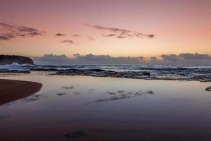 céu vermelho sobre o oceano foto