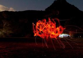 newnes, australia, 2020 - longa exposição de light painting com fogo foto