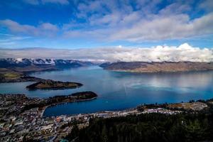 uma cidade perto de um lindo lago azul foto