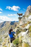 menina alpinista fotógrafo ibex nas montanhas foto