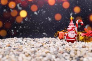 fundo de feliz natal com objetos em miniatura foto