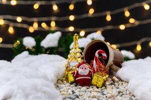 fundo de feliz natal com objetos em miniatura foto