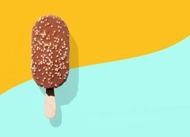closeup de palitos de sorvete em fundo de cores pastel foto