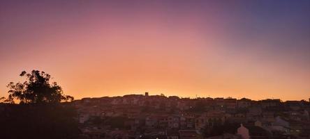 belo pôr do sol na cidade com céu colorido foto