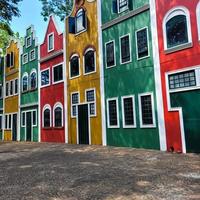 casas coloridas de holambra com vista para a rua da cidade foto