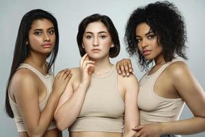 beleza multiétnica e cuidados com a pele. grupo de mulheres com uma etnia diferente. foto
