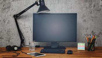 mesa de trabalho em casa com computador no interior foto