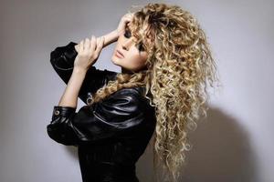 mulher sexy com um elegante penteado afro e maquiagem profissional foto