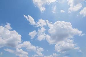 céu azul e nuvens foto