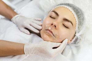 maquiador permanente profissional aplicando creme anestésico foto