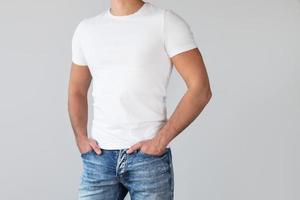 homem vestindo uma camisa branca de algodão com espaço vazio para o seu texto ou logotipo foto