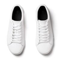 par de tênis de couro branco sobre fundo branco foto