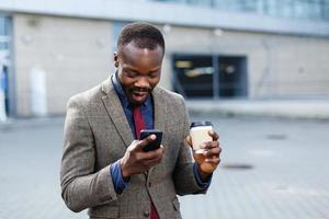 homem fica surpreso lendo em seu telefone foto