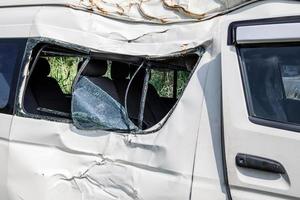 close-up de minivan esmagado após grave acidente de carro foto