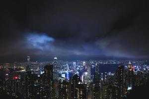 vista noturna de hong kong do victoria peak hill. foto