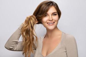 jovem está feliz com seu cabelo bonito e saudável foto