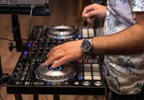 DJ mixando no toca-discos foto