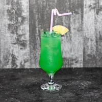 bebida verde com um abacaxi foto