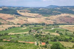 toscana, itália, 2020 - vista aérea de uma zona rural durante o dia foto