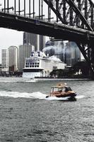 sydney, austrália, 2020 - navio e barco perto de uma ponte foto