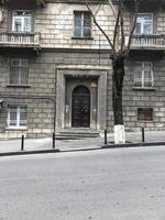 velha antiga antiga linda porta de madeira esculpida na varanda de um edifício histórico de pedra com varandas e janelas na estrada inclinada 45 graus foto