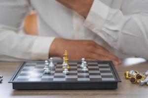 empresário planejando uma caminhada de xadrez os empresários estão planejando seus negócios para competir com seus concorrentes em marketing. foto