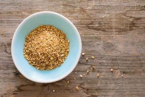 casca de laranja seca em uma tigela foto