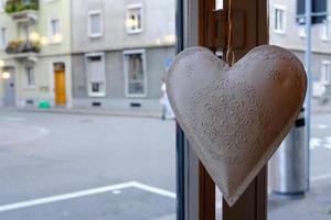 ornamento de coração com o fundo da janela de vidro, adequado para o conceito de dia dos namorados. foto