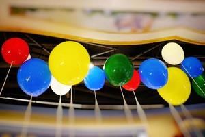 balões coloridos no parque de diversões. foto