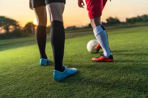 jogador de futebol jogando bola no estádio ao ar livre. foto