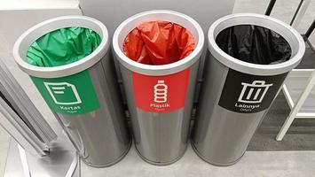 três tipos de latas de lixo são papel, plástico e outros. foto