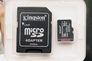 ternopil, ucrânia - 5 de julho de 2022 kingston micro sd 32gb canvas select plus memory flash card montado em taiwan sob a kingston technology corporation foto