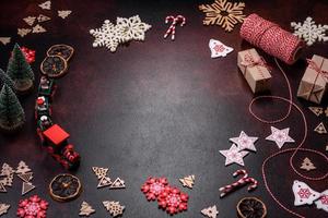 mesa de natal festiva em casa decorada por brinquedos e pães de gengibre foto